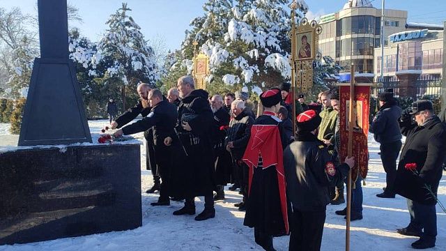 В Краснодаре почтили память казаков-жертв политических репрессий. Фото: пресс-служба администрации Краснодара