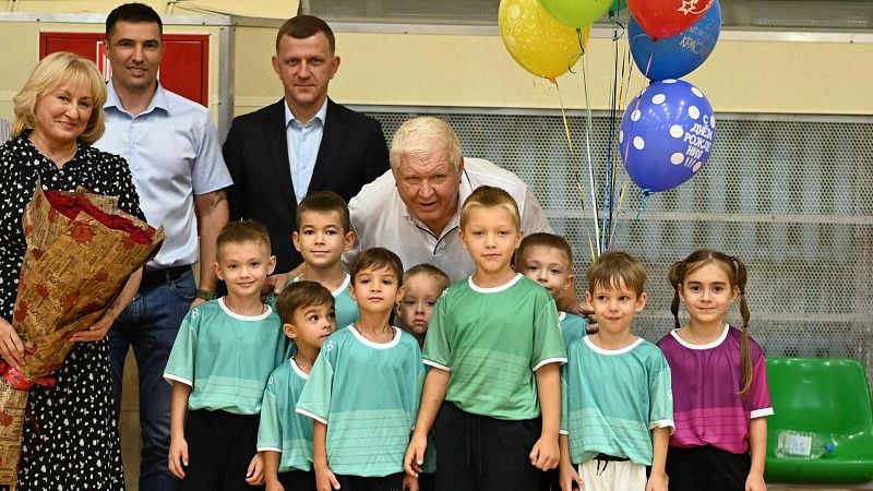 Легендарный тренер Трефилов отметил 70-летие на матче «Кубани» в Краснодаре