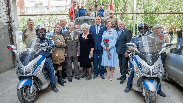 Полицейские Краснодара поздравляют ветеранов Великой Отечественной войны с наступающим праздником