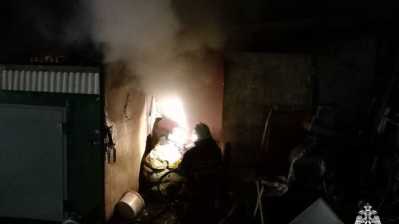 Пожарные спасли человека из горящего гаража в Туапсе