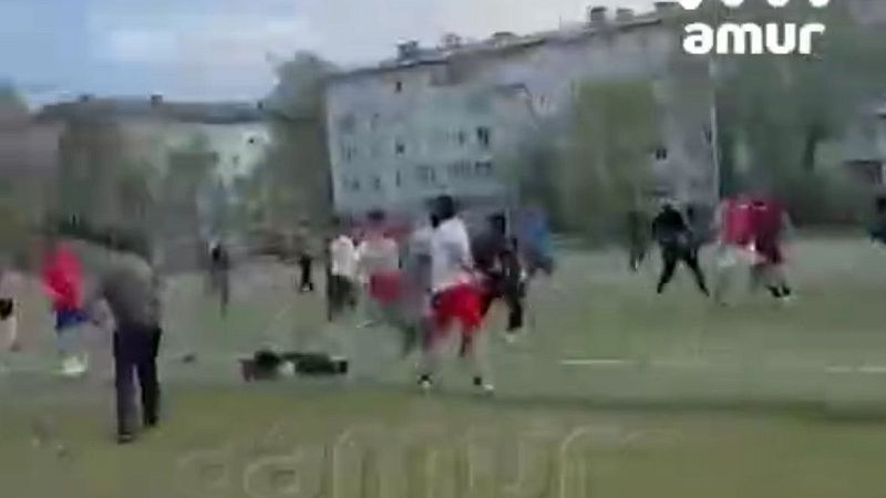 Массовая драка мигрантов на стадионе попала на видео в Амурской области