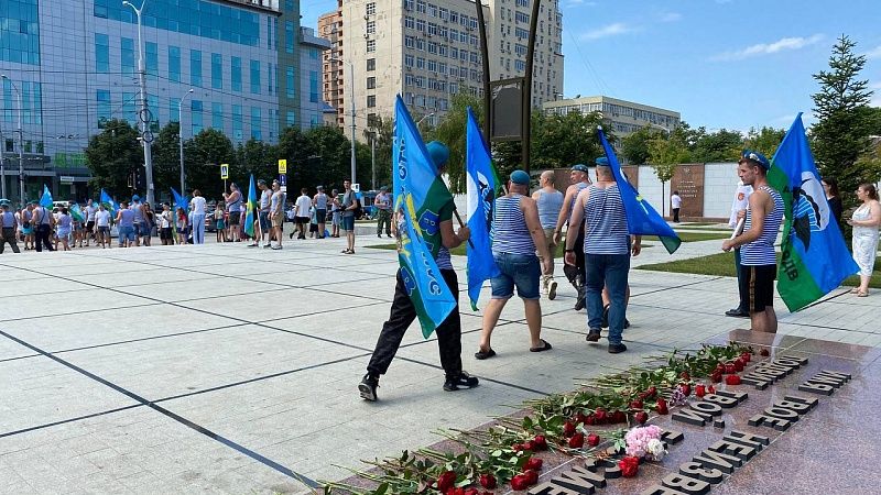 Первые лица Краснодара поздравили десантников с Днём ВДВ