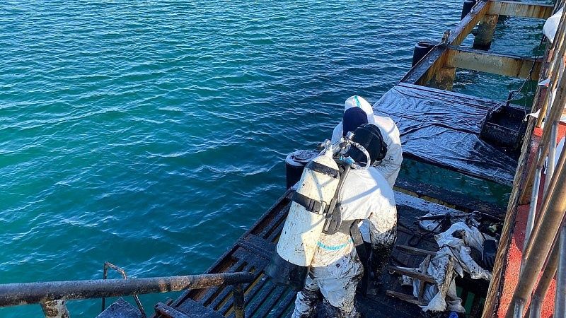 Водолазам осталось собрать около 300 тонн мазута на дне в акватории Анапы 