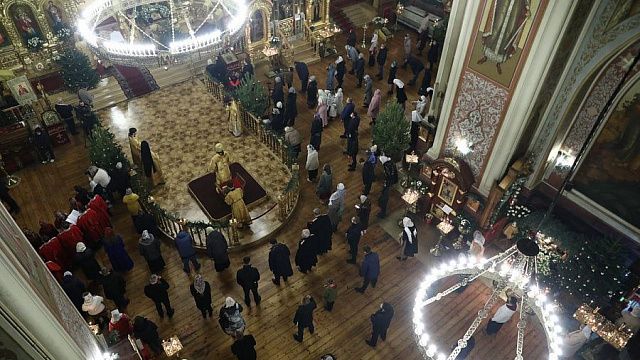 В 50 храмах Краснодара православные жители встретили Рождество