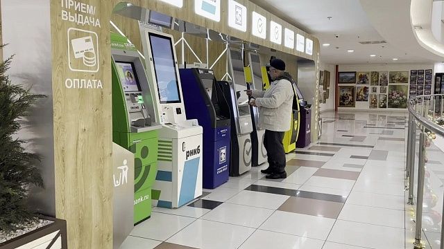 Бесплатно снимать до 10 тысяч рублей в банкоматах предложили депутаты ГосДумы