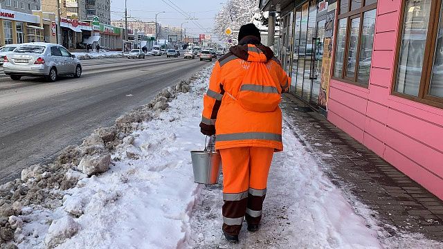Утром 19 января Краснодар покрылся льдом, дороги и тротуары обрабатывают от наледи