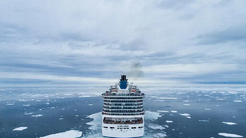 Круизный лайнер с сотнями пассажиров застрял во льдах неподалёку от Антарктиды 