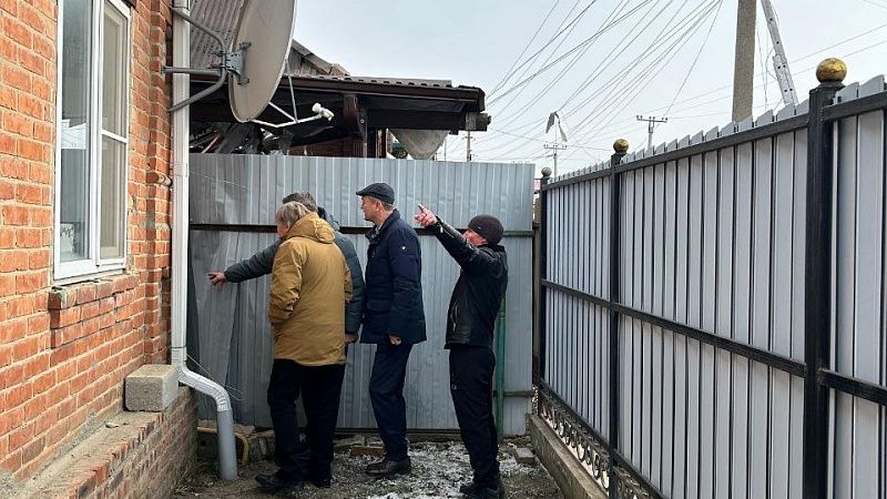 Более 20 домов и автомобиль пострадали во время ночной атаки БПЛА на Кубань