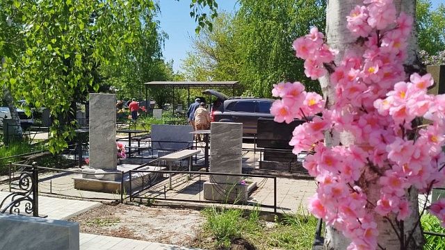 Невеста похороненного ветерана СВО с мешком на голове возмутилась отказом в деле