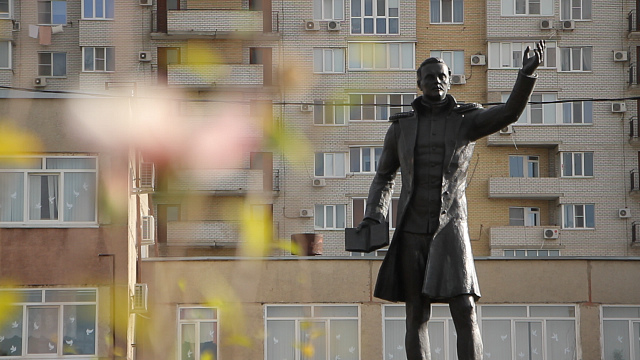 В кубанской столице открыли памятник поэту Михаилу Лермонтову. Фото: телеканал «Краснодар»