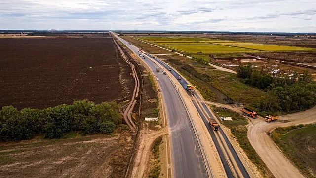 Рабочие заасфальтировали более 40 км дороги Дальнего западного обхода Фото: пресс-служба администрации Краснодарского края