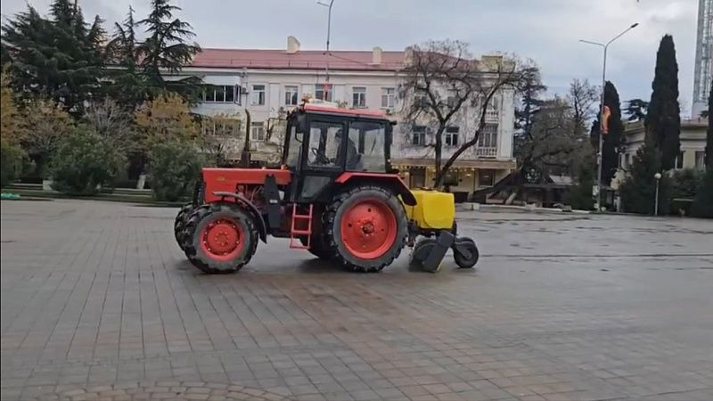 Уборку улиц после пожара начали на нефтекомплексе в Туапсе