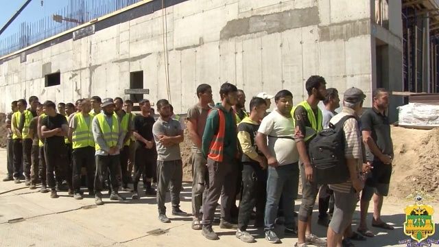 На территории Анапы полиция проверила более 100 мигрантов
