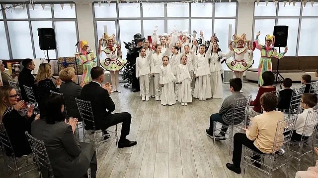 Евгений Наумов поздравил детей с Новым годом на «Ёлке желаний» в Краснодаре