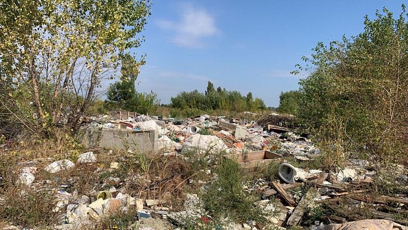 На землях для сельского хозяйства в поселке Березовом убирают гору мусора