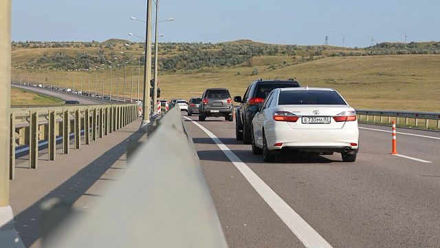 Дневная пробка на Крымском мосту в четверг продолжает расти. Фото: телеканал «Краснодар»