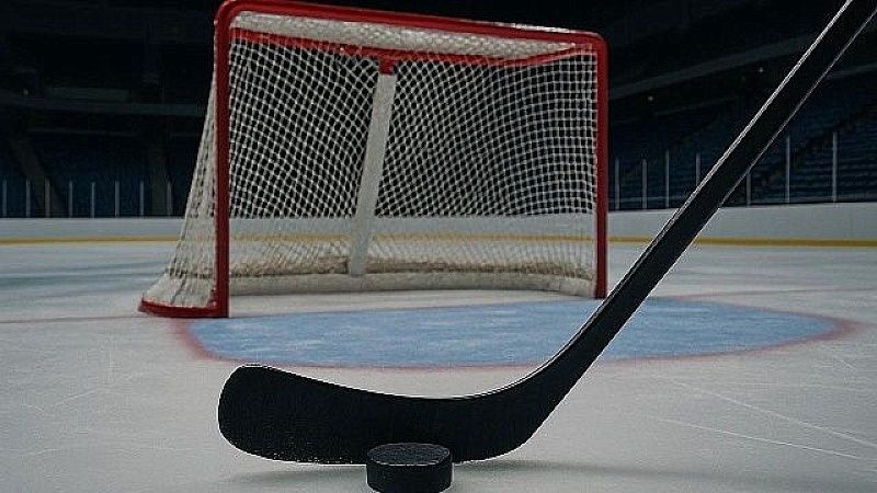 Туристы посадили вертолет на лед на реке и сыграли в хоккей на Алтае