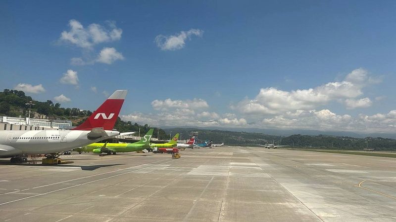 Самолеты начали задерживать в аэропорту Сочи