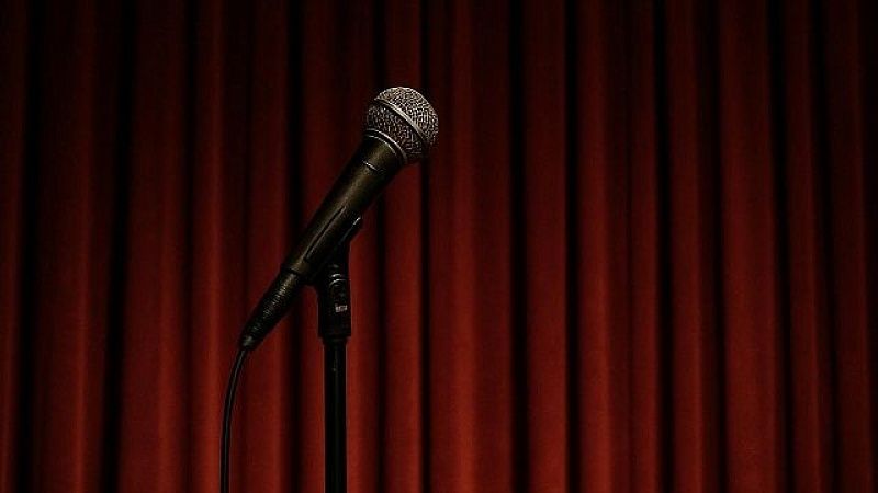 Жена владельца российских похоронных бюро Шелягова прокатилась на плечах мужчин