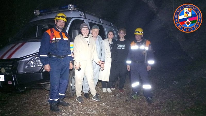 Спасатели вывели из леса заблудившихся туристов в Сочи