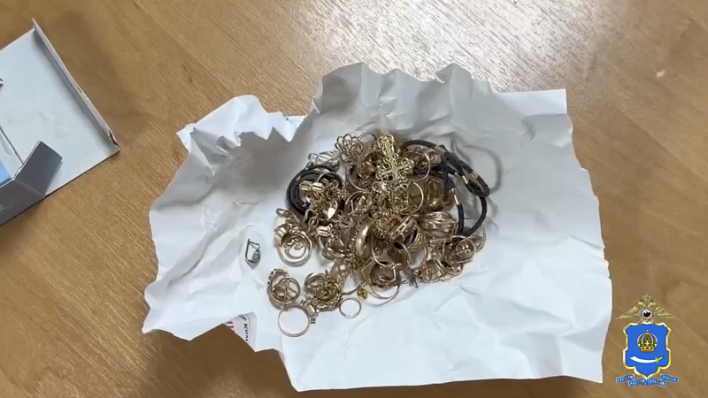 Школьница оставила на кладбище украшения на 2,3 млн рублей в Астрахани