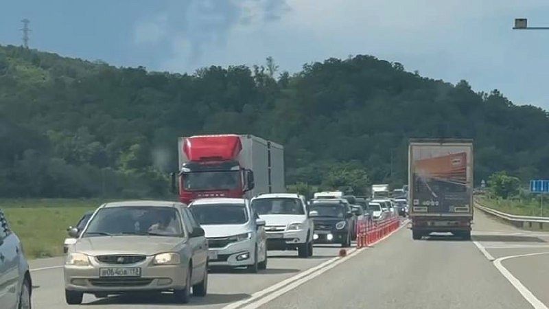 Пробки по пути к Чёрному морю растянулись на несколько километров на Кубани