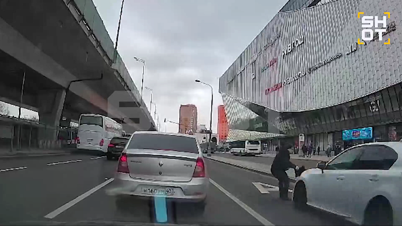 Лихач за рулем Lexus сбил пешехода у Щелковского автовокзала в Москве