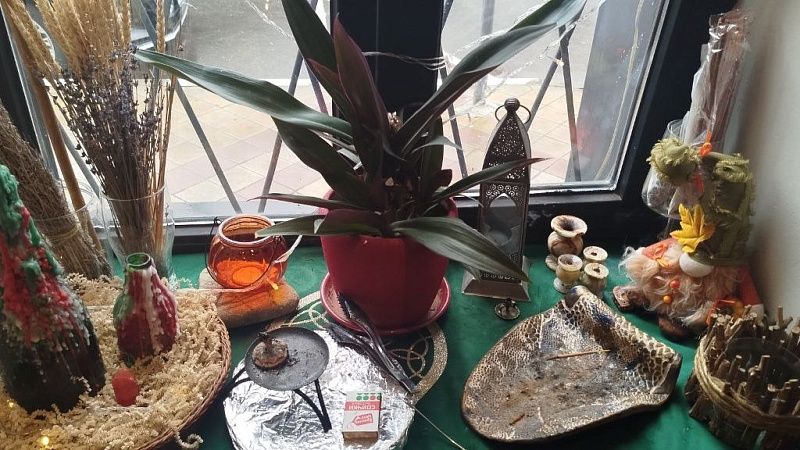 Адскую инсталляцию на Хеллоуин устроил детский центр в Абакане