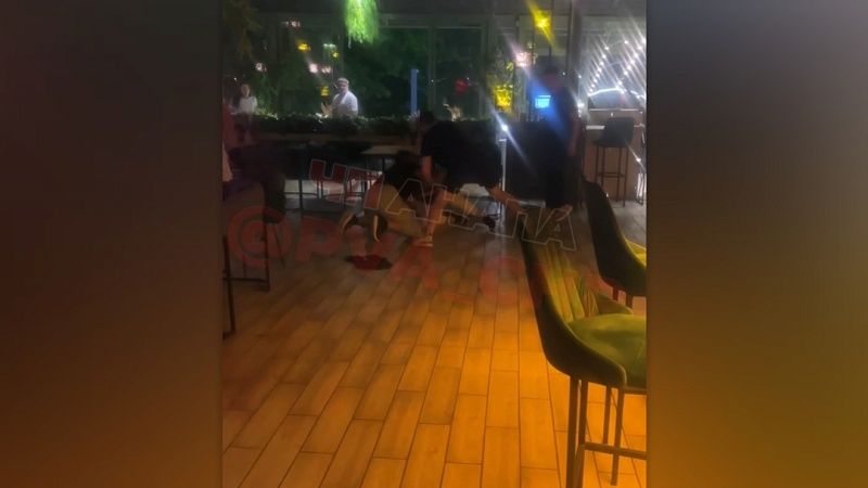 В соцсети попало видео массовой драки в одном из ресторанов Анапы