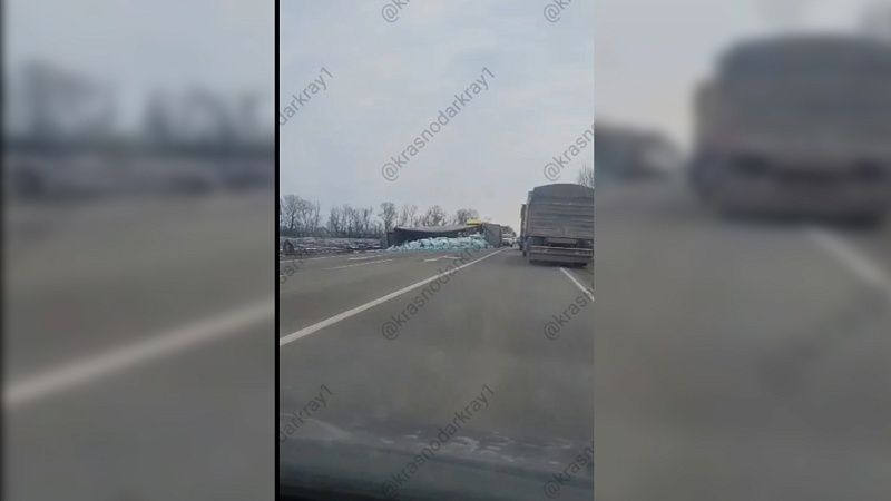 Из-за ветра опрокинулся грузовик на трассе в Усть-Лабинском районе