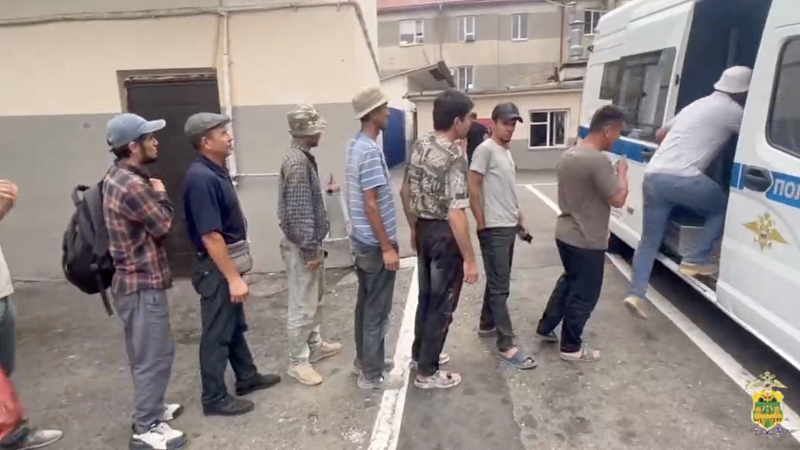 На стройке жилого комплекса задержали 10 нелегальных мигрантов в Сочи