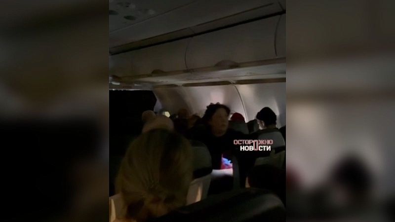 Пассажиры около 5 часов провели на борту самолета в ожидании вылета из Сочи