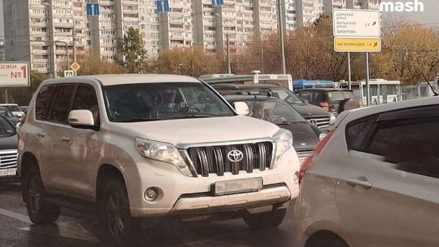 Подозрительный предмет обнаружили привязанным к джипу военного в Москве