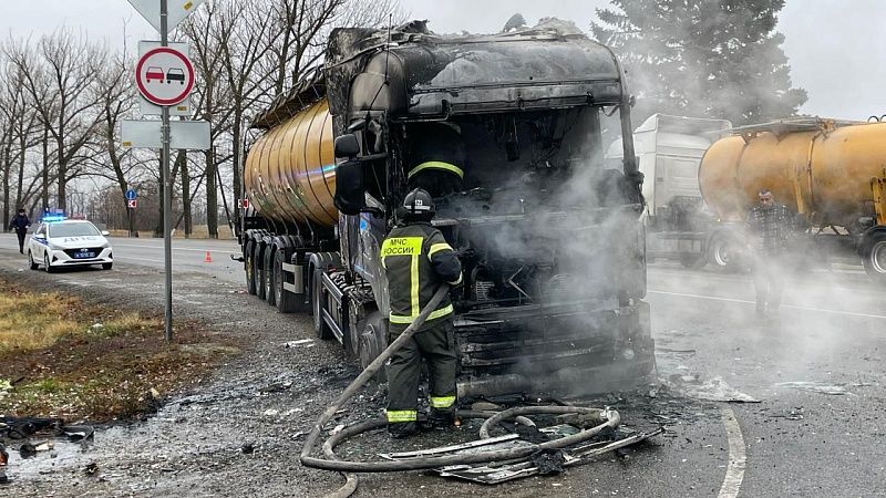 Автоинспекторы помогли потушить горящий бензовоз на Кубани