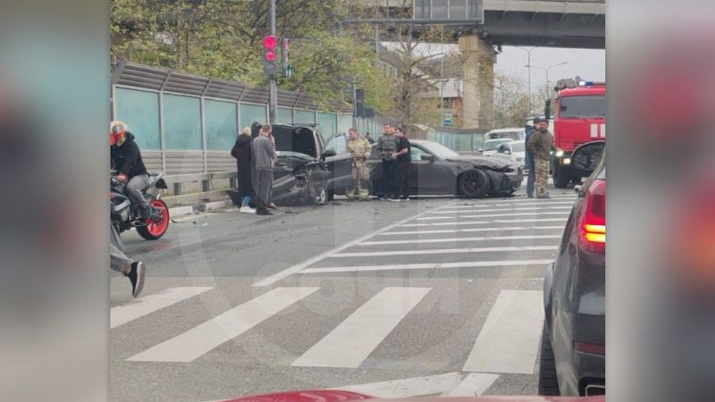Два столкнувшихся авто заблокировали выезд на развязку в Сочи
