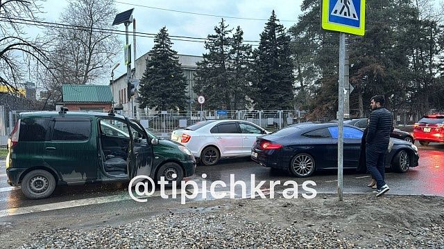 В Краснодаре произошло ДТП. Фото: https://t.me/tipichkras