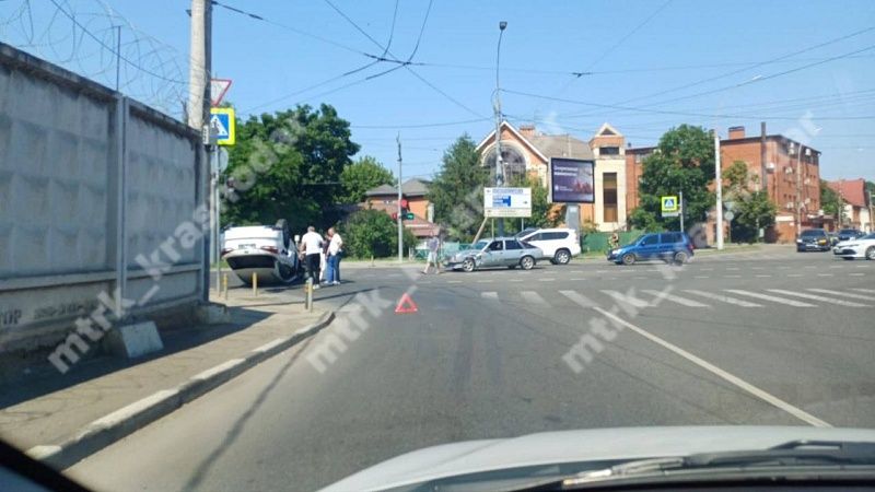 Lexus перевернулся после столкновения с Opel в центре Краснодара