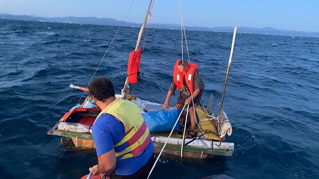 На маленьком плоту краснодарца унесло в открытое море