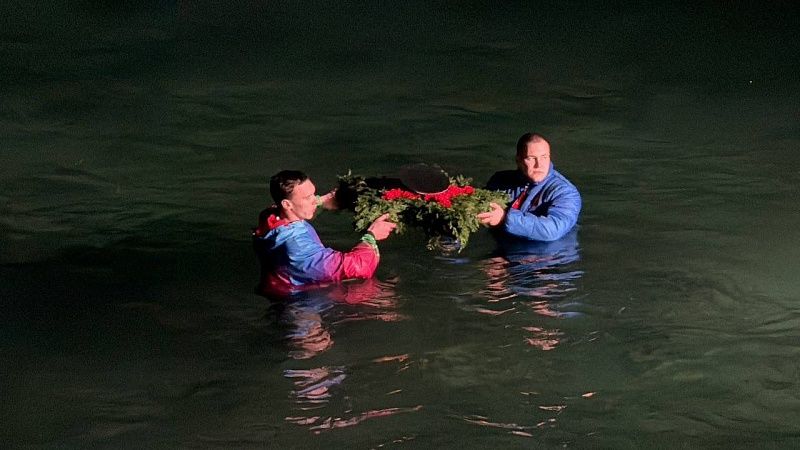 В Новороссийске на воду опустили бескозырку в память о героях-освободителях