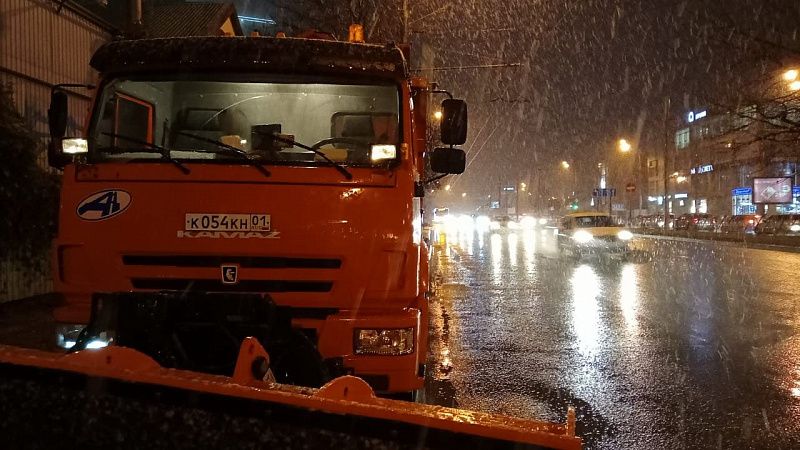 Ночью на дорогах Краснодара более 46 единиц спецтехники устраняли последствия непогоды