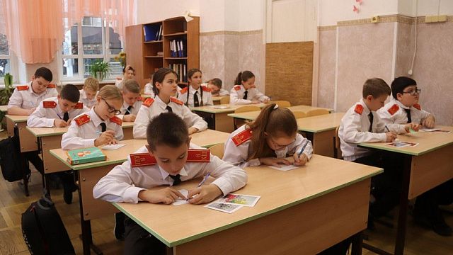 Учащиеся краснодарской школы пишут письма-открытки бойцам на передовой СВО. Фото: пресс-служба администрации Краснодарского края