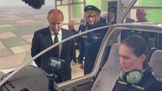 Путин приехал в Краснодарское летное училище и сел за штурвал Фото: t.me/zarubinreporter