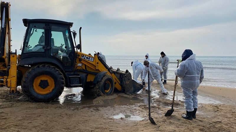 Волонтёры вышли убирать мазут на Рождество на Черноморском побережье