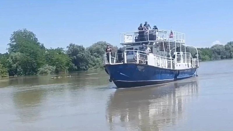 Незаконно катавший пассажиров корабль изъяли на Кубани