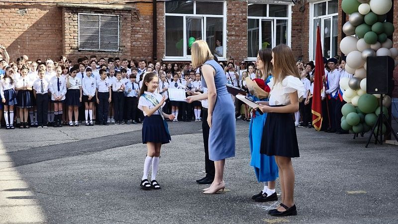 Евгений Наумов и Вера Галушко поздравили выпускников в Краснодаре 