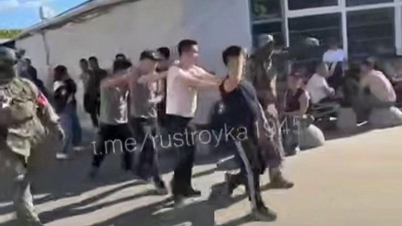 Мигрантов заставили маршировать и сняли на видео в Воронеже