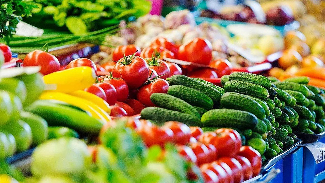 В Краснодар на ярмарки привезли сезонные овощи и фрукты, летние ягоды, выпечку и мед Фото: Александр Райко