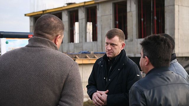 Евгений Наумов оценил темп строительства новой школы на ул. Генерала Брусилова. Фото: Александр Райко
