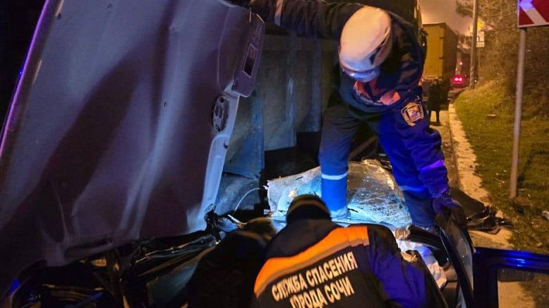 Девушку-водителя зажало в машине после столкновения с фурой в Сочи