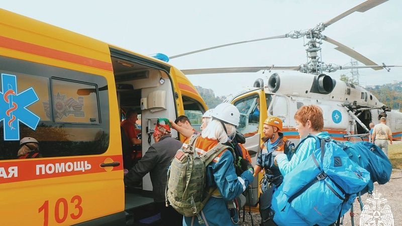 Спасатели эвакуировали туристку с травмой с гор Сочи